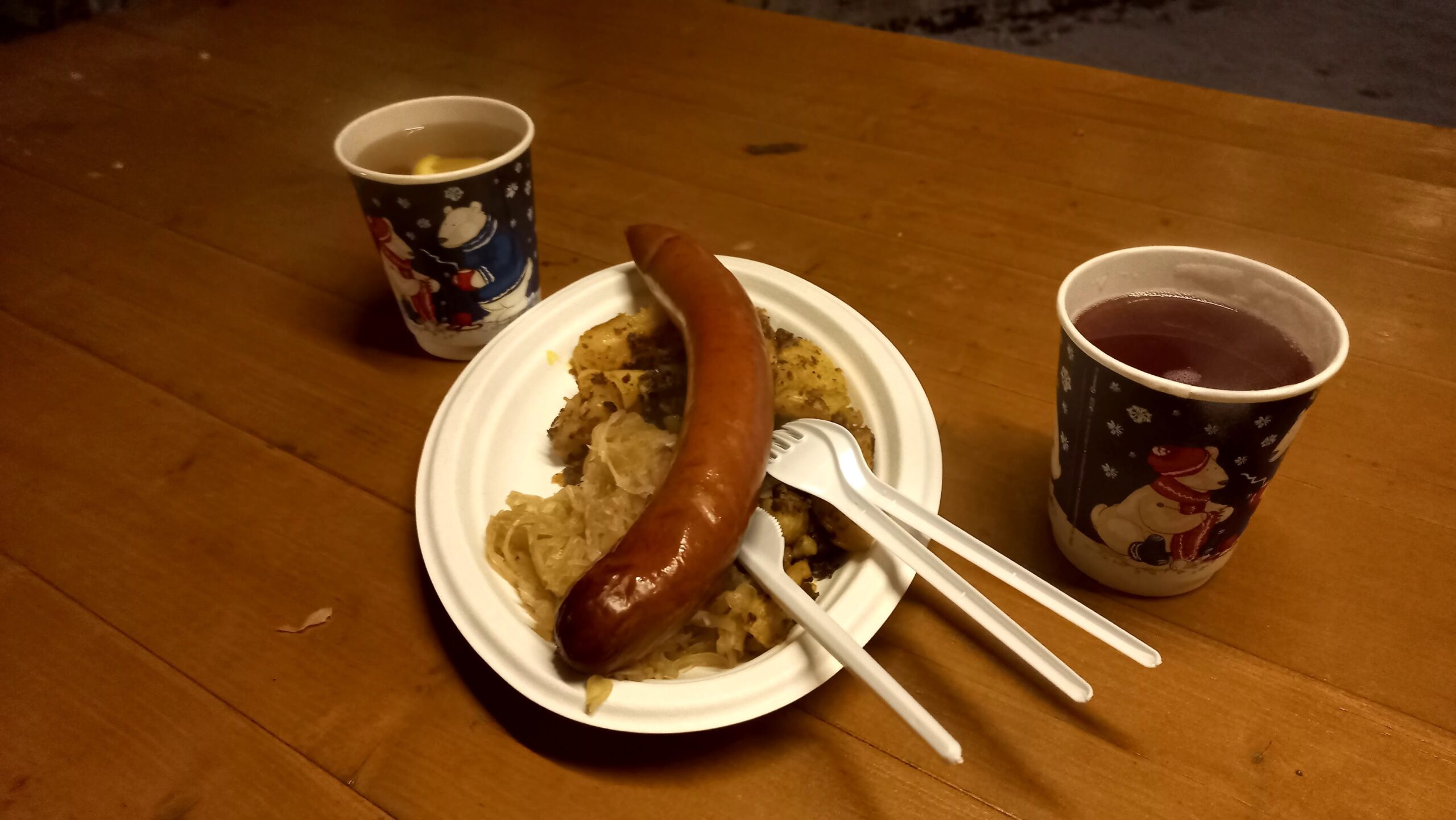 Elk sausage with sauerkraut and glögi